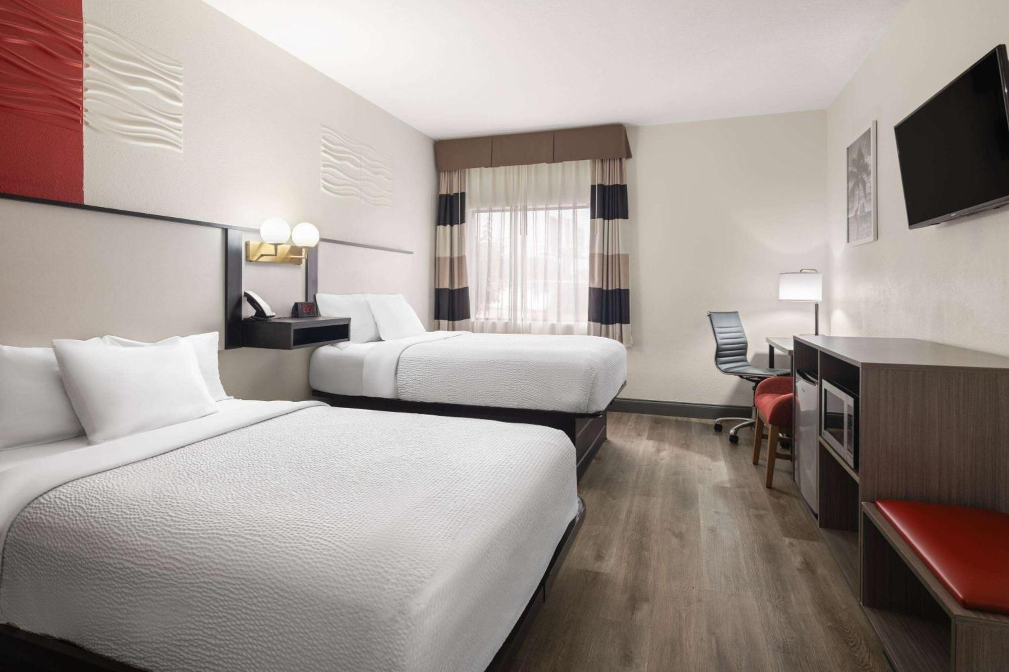 Ramada By Wyndham Locust Grove Hotel Exterior photo