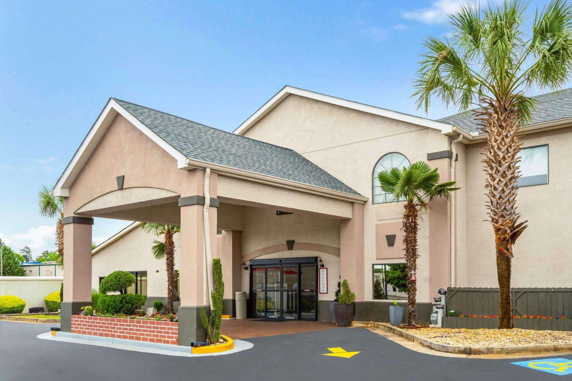 Ramada By Wyndham Locust Grove Hotel Exterior photo